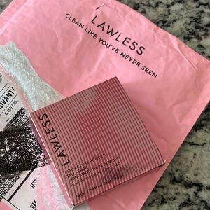 NWT LAWLESS Skin-Smoothing Perfecting Powder Foundation MED-LIGHT